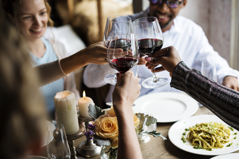 Stossen Sie mit Wein auf das neue Jahr an